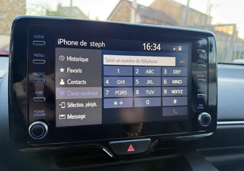 Écran tactile central de la Toyota Yaris Hybride 2021 affichant le clavier numérique pour composer un numéro de téléphone.