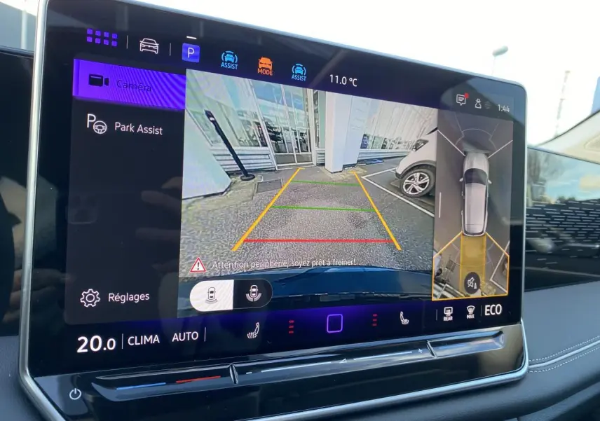 Écran tactile du système d'infodivertissement du Volkswagen Tiguan 1.5 eHybrid montrant l'assistance au stationnement.