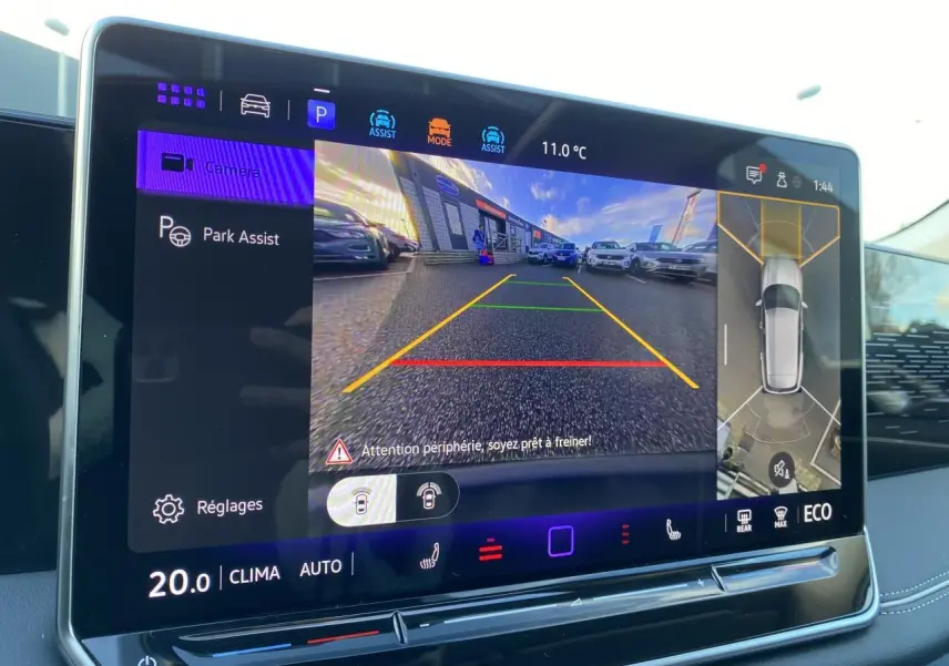 Écran tactile intérieur du Volkswagen Tiguan 2025 montrant l'assistance au stationnement avec vue caméra et affichage 3D.
