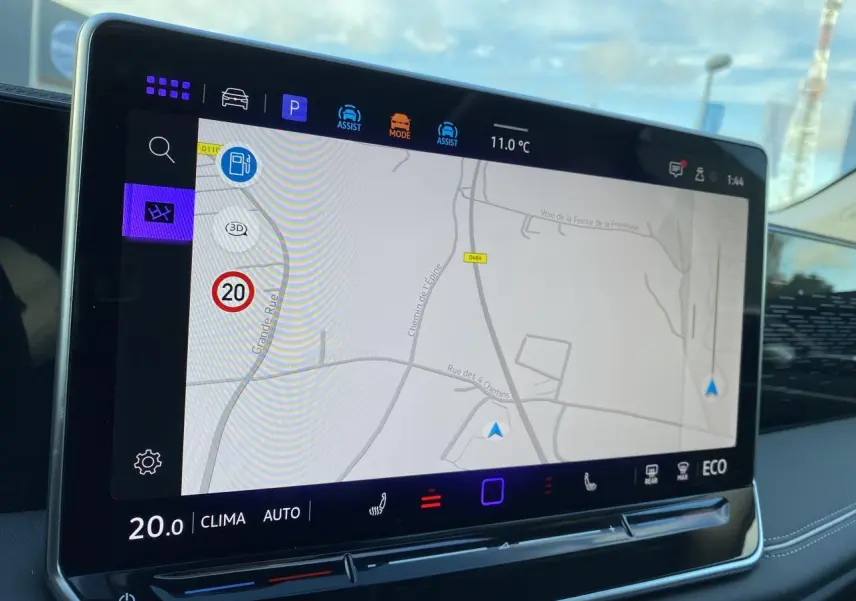 Écran tactile 12,9 pouces du système de navigation Discover Media dans le Volkswagen Tiguan eHybrid 2025.