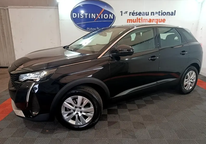 Peugeot 3008 BlueHDi 130 noir vue de profil côté gauche en intérieur sur sol damier gris et rouge.