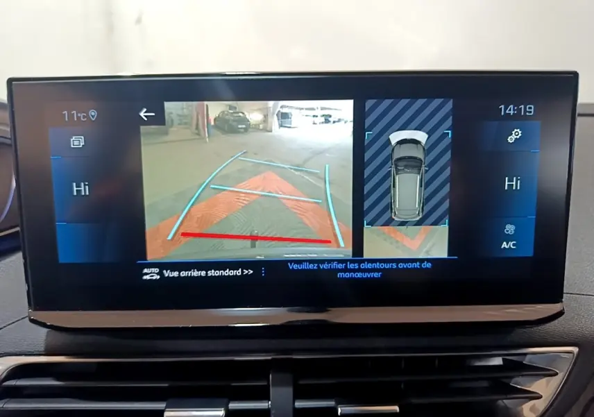 Écran tactile du tableau de bord du Peugeot 3008 noir, affichant la caméra de recul et l’aide au stationnement arrière.