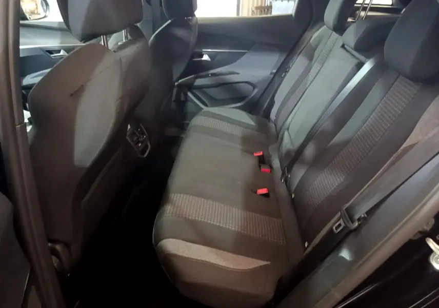 Vue intérieure côté droit des sièges arrière gris foncé du Peugeot 3008 noir, avec ceintures et appuie-têtes visibles.
