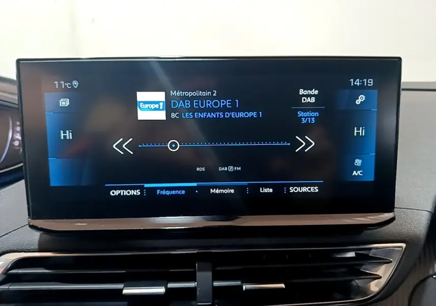 Écran tactile central affichant la radio DAB Europe 1 dans l’habitacle noir du Peugeot 3008 vue de face.
