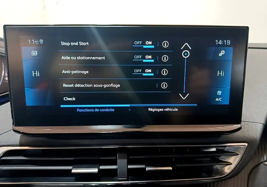 Écran tactile central du tableau de bord du Peugeot 3008 noir, affichant les réglages d’aide à la conduite.