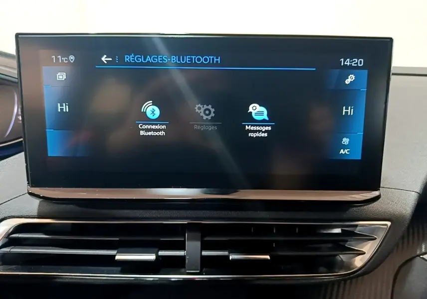 Écran tactile central du tableau de bord du Peugeot 3008 noir 2022 affichant les réglages Bluetooth.