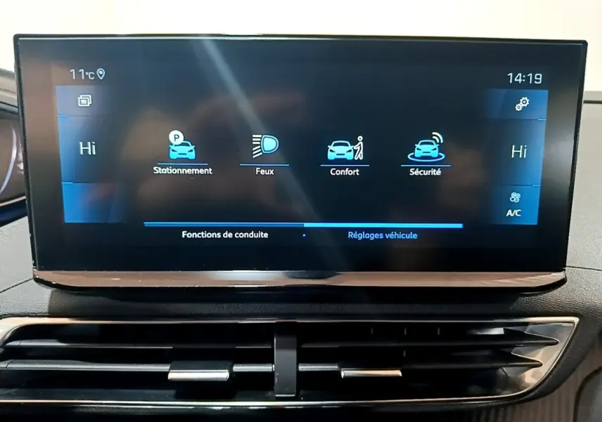 Écran tactile central du tableau de bord du Peugeot 3008 noir, affichant les réglages de conduite et sécurité.