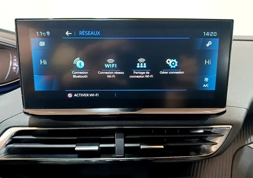 Écran tactile central de la Peugeot 3008 noir, vue frontale du tableau de bord avec affichage des connexions Wi-Fi et Bluetooth.