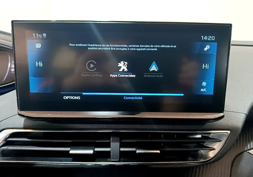 Écran tactile central du tableau de bord du Peugeot 3008 noir, affichant les options Apple CarPlay et Android Auto.