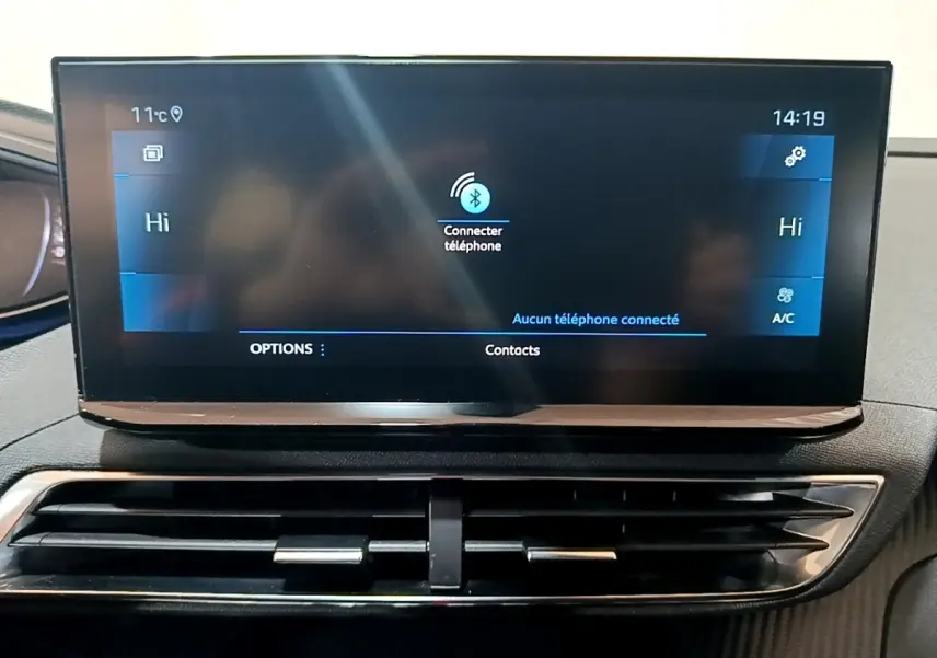 Écran tactile central affichant la connexion Bluetooth sur le tableau de bord noir du Peugeot 3008 2022.