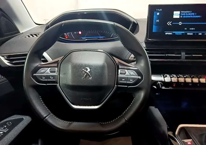 Vue rapprochée du volant cuir multifonctions et du tableau de bord numérique du Peugeot 3008 noir, version 2022.