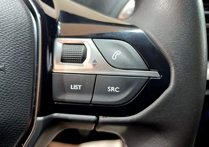 Gros plan sur les commandes gauche du volant cuir noir du Peugeot 3008 BlueHDi 130 S&S Active Pack 2022.