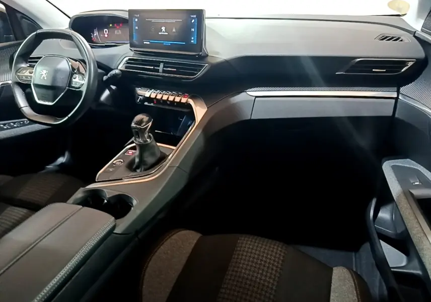 Vue intérieure côté conducteur du Peugeot 3008 noir 2022, avec tableau de bord numérique et écran tactile central.