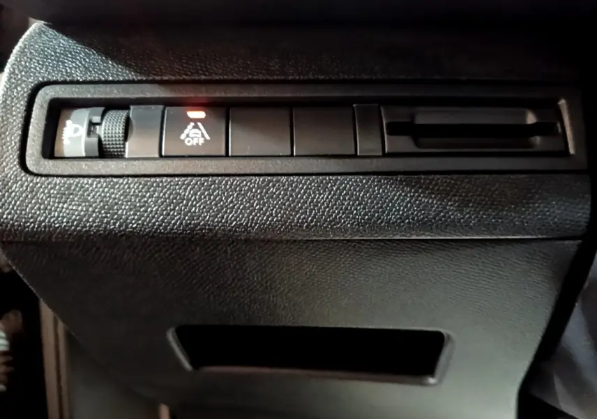 Gros plan sur les commandes de réglage du tableau de bord noir du Peugeot 3008 BlueHDi 130 S&S Active Pack 2022.