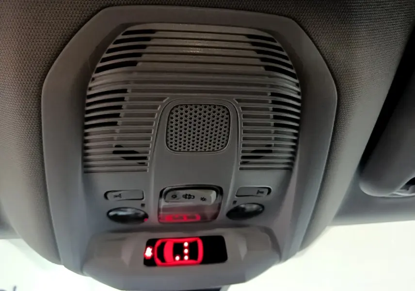 Vue rapprochée du plafonnier intérieur gris avec commandes et affichage de détection de porte ouverte sur Peugeot 3008 noir 2022.