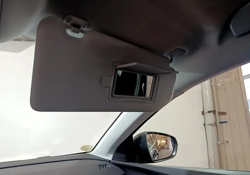 Vue intérieure côté gauche du pare-soleil avec miroir ouvert du Peugeot 3008 noir, reflet dans le rétroviseur extérieur.