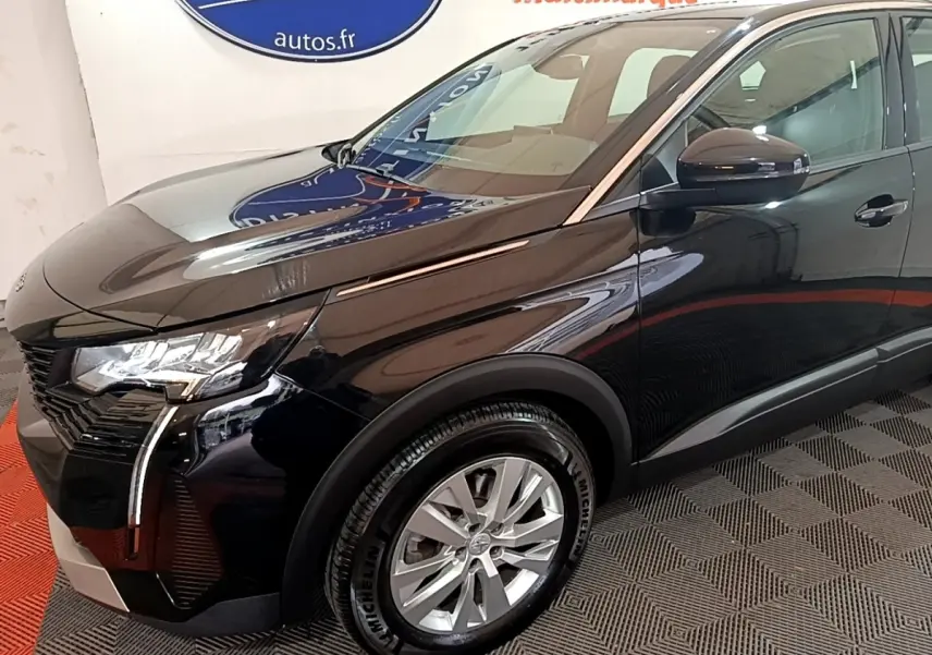 Vue 3/4 avant droit d'un Peugeot 3008 noir brillant, mettant en valeur ses phares LED et jantes alliage.