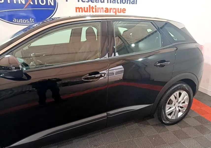 Vue latérale côté gauche d’un Peugeot 3008 noir 2022, mettant en valeur les jantes alliage et les lignes épurées du SUV.