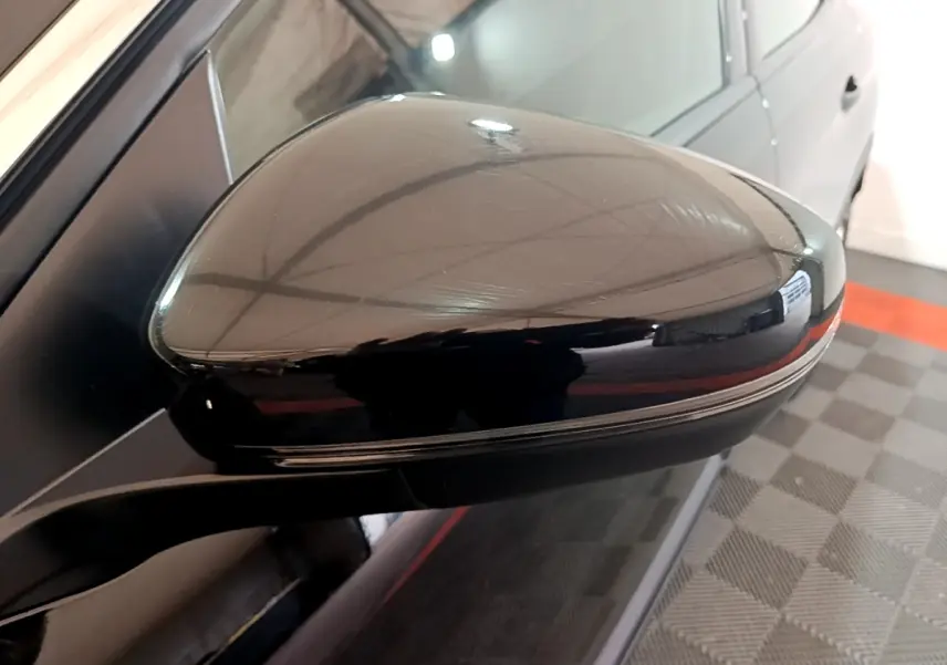 Gros plan sur le rétroviseur côté gauche noir brillant du Peugeot 3008 BlueHDi 130 S&S Active Pack 2022.