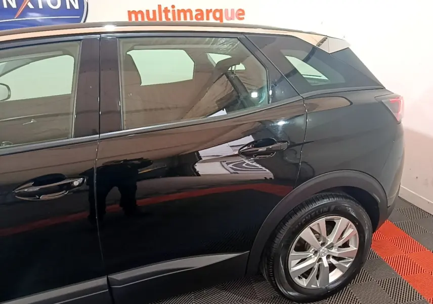 Vue côté droit arrière du Peugeot 3008 noir 2022 avec jante alliage et poignées de porte visibles.