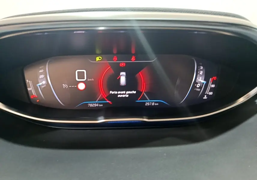 Affichage numérique du tableau de bord Peugeot 3008 noir, indiquant porte avant gauche ouverte et compteurs km/h et température.