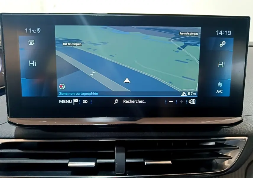 Écran tactile central du tableau de bord du Peugeot 3008 noir, affichant la navigation GPS en vue frontale.