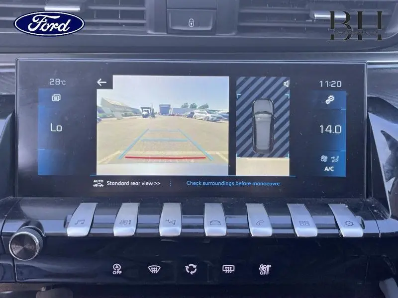 Écran tactile de la caméra de recul du Peugeot 508 SW gris Artense, vue arrière avec guidage de trajectoire.