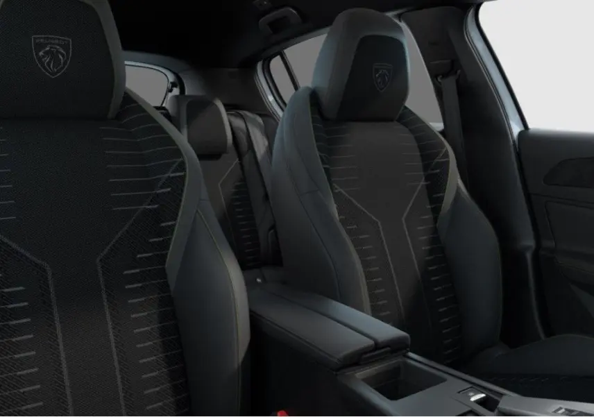 Vue intérieure avant de la Peugeot 308 GT 2026, sièges noirs avec surpiqûres vert Adamite et logo Peugeot brodé.