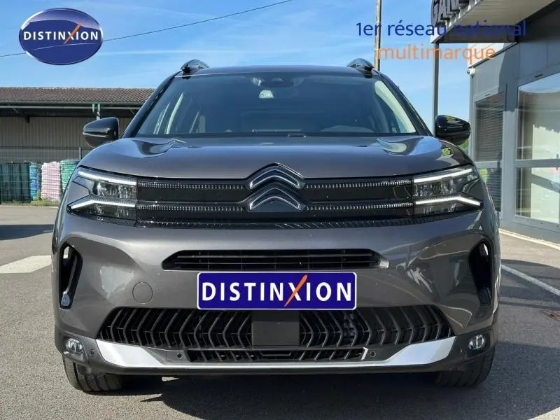 Vue frontale d’un Citroën C5 Aircross 2025 gris Platinium hybride essence avec calandre noire et détails chromés.
