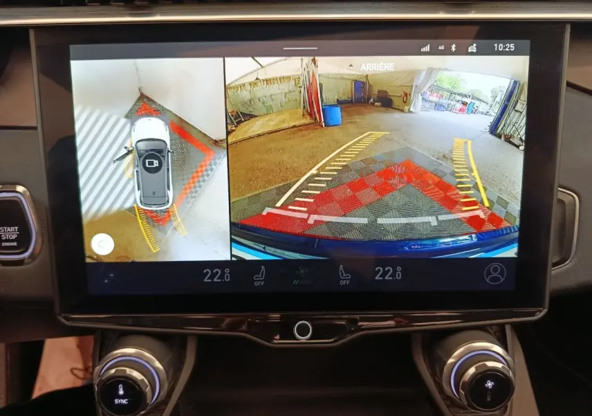 Écran tactile intérieur montrant la caméra 360° et l’aide au stationnement arrière du Link & Co 01 bleu.
