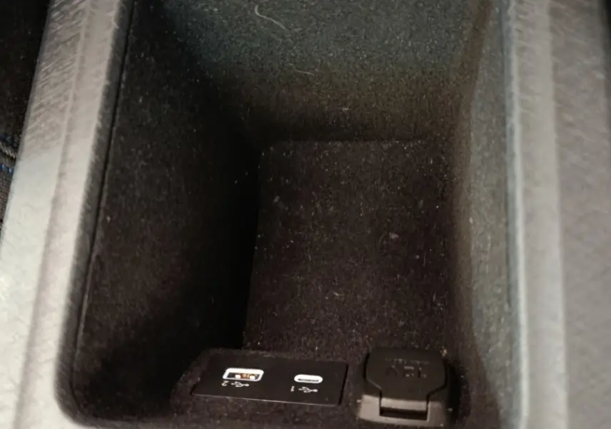Gros plan sur la console centrale noire du LINK & CO 01 avec ports USB et prise 12V intégrés.