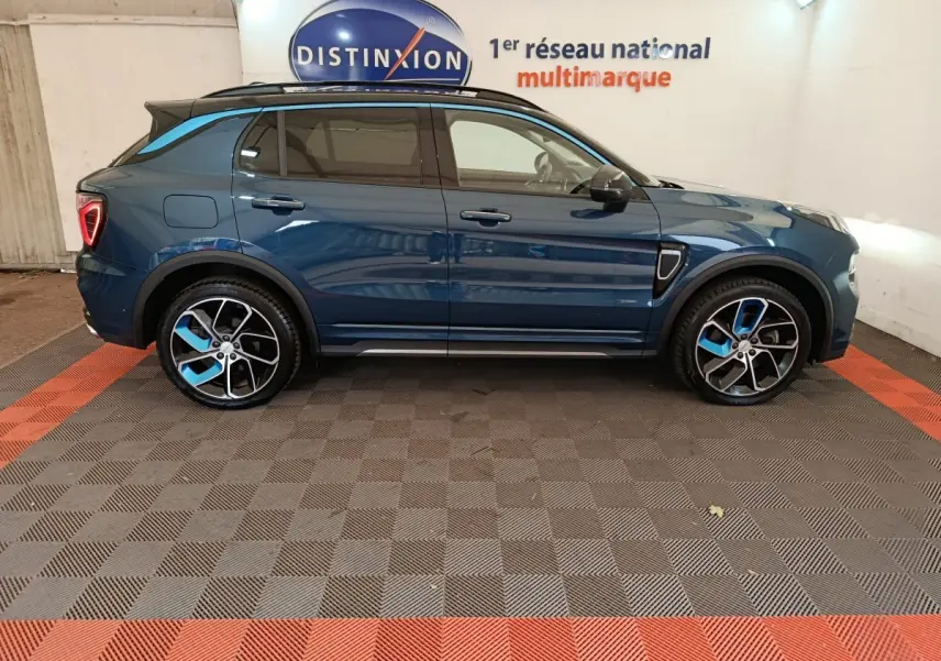 Vue de profil côté gauche d'un SUV LINK & CO 01 hybride rechargeable bleu avec jantes bicolores et toit noir.