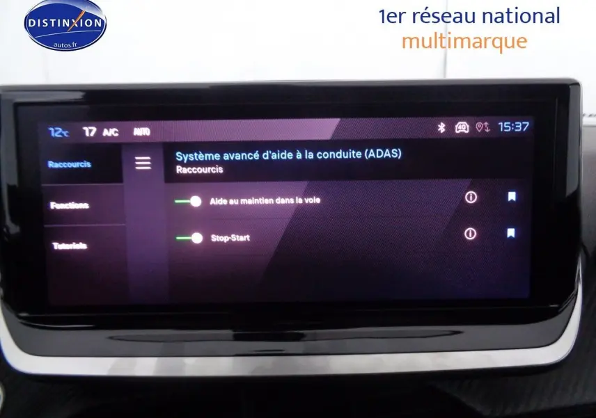 Écran tactile du système d'aide à la conduite affichant les options Stop-Start et maintien dans la voie sur Peugeot 2008 rouge.
