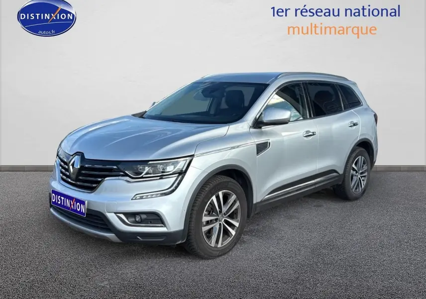Renault Koleos gris 3/4 avant droit avec jantes alliage et calandre chromée sur fond neutre