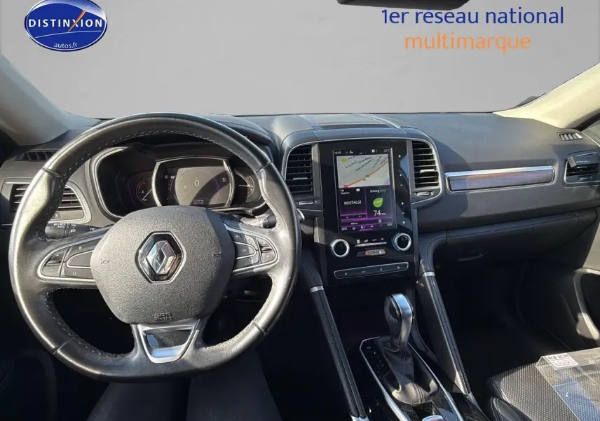 Intérieur Renault Koleos 2017 vu de face, volant cuir noir et écran tactile central avec navigation affichée.