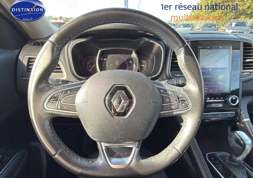 Volant cuir multifonction Renault Koleos 2017 vu de face, avec tableau de bord numérique et écran tactile central.