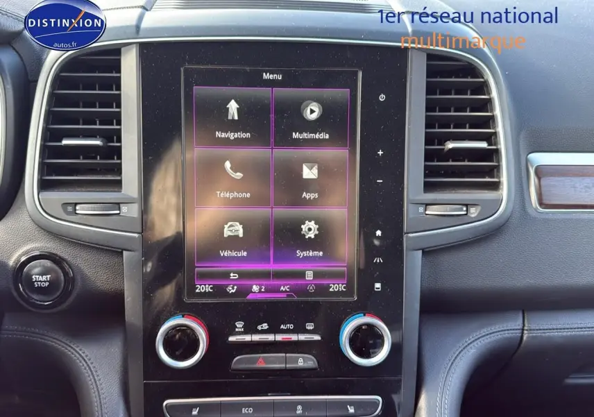 Tableau de bord noir du Renault Koleos 2017 avec écran tactile central et commandes climatisation en gros plan