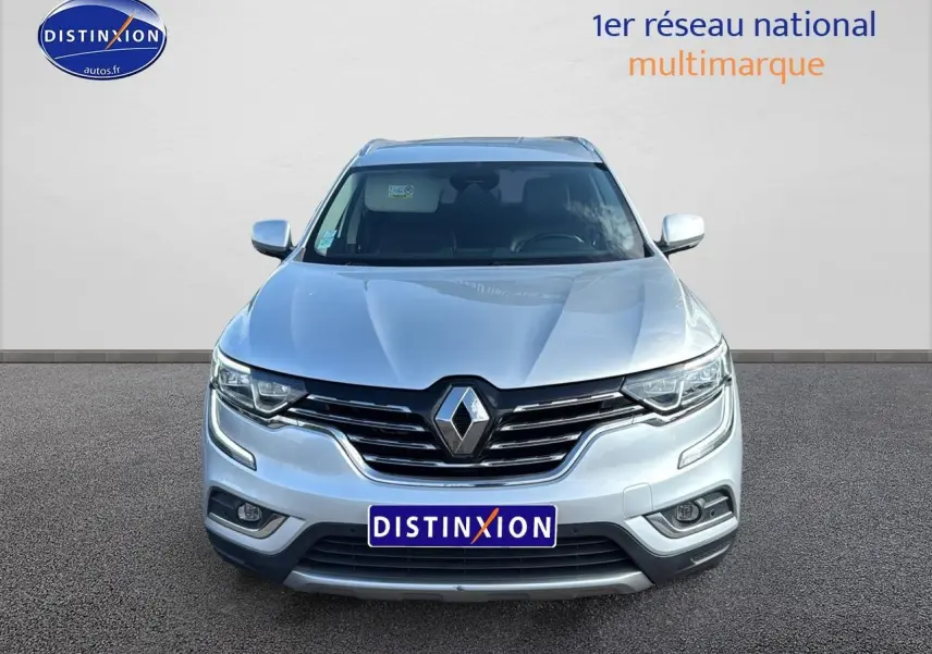 Vue frontale d'un Renault Koleos gris 2017 avec calandre noire et feux LED distinctifs allumés.