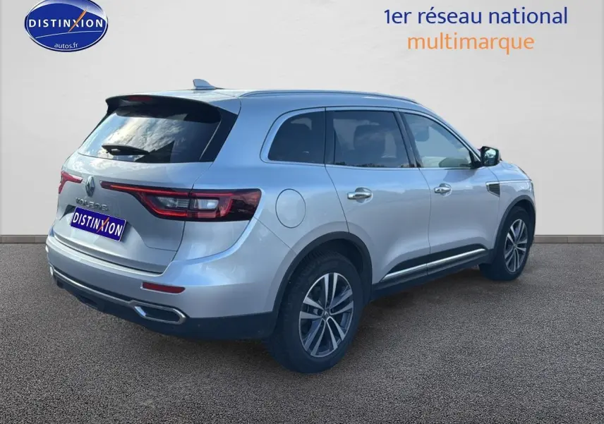Renault Koleos gris vu de trois quarts arrière droit, avec feux arrière LED et jantes alliage visibles.