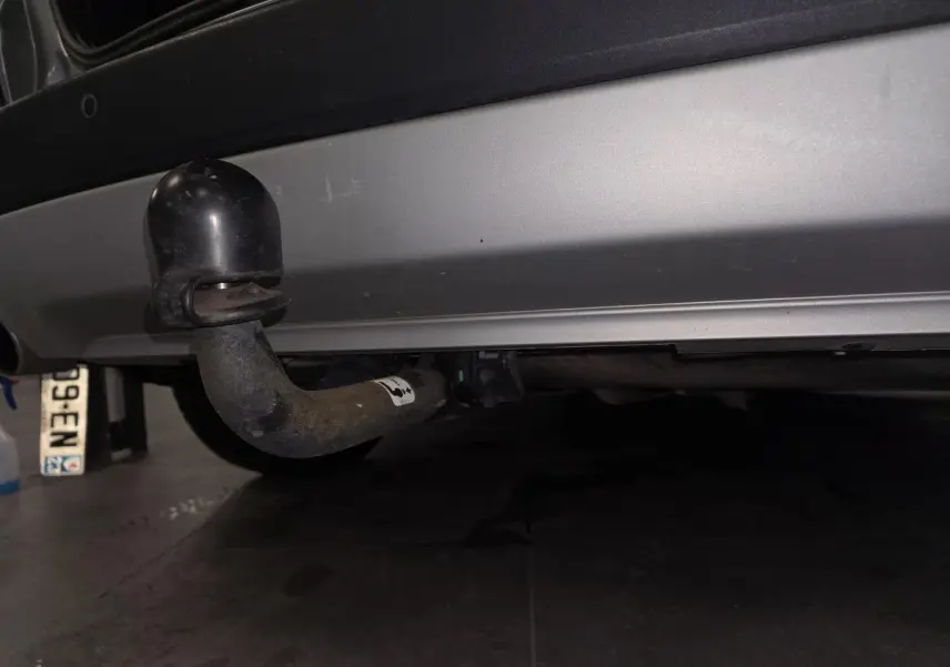 Gros plan sur le crochet d'attelage amovible sous le pare-chocs arrière gris du Ford Kuga 2021.