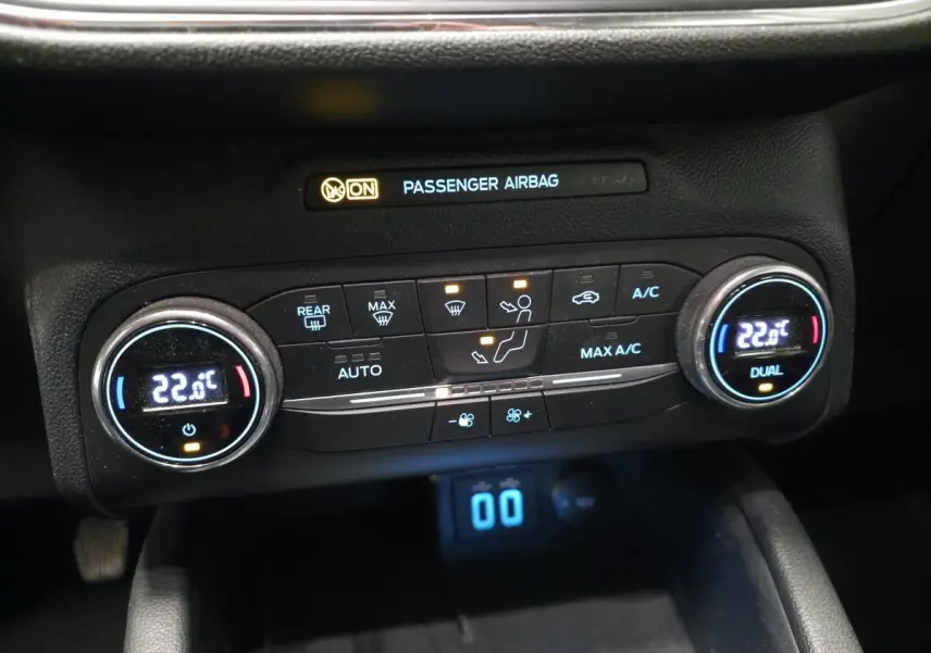Panneau de climatisation automatique bi-zone affichant 22°C dans un Ford Kuga gris 2021, avec indicateur airbag passager allumé.