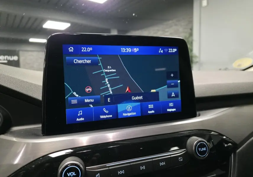 Écran tactile central du tableau de bord du Ford Kuga 2021 affichant la navigation GPS en intérieur.