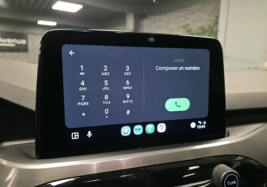 Écran tactile central du Ford Kuga 2021 affichant un clavier pour composer un numéro, intérieur gris.