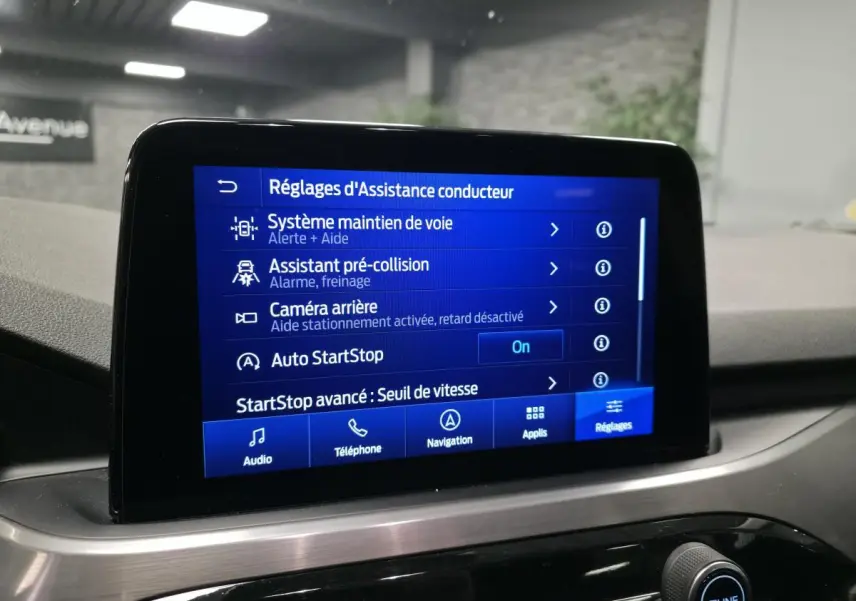 Écran tactile central du Ford Kuga 2021 affichant les réglages d'assistance conducteur en intérieur.