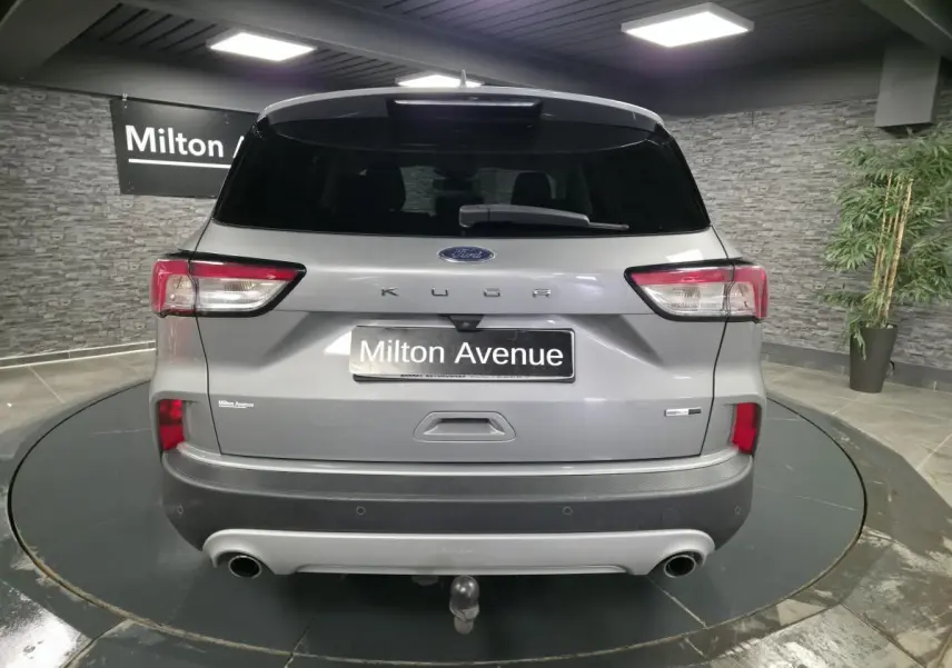 Vue arrière du Ford Kuga gris métallisé 2021 avec hayon fermé, feux LED et crochet d'attelage amovible visible