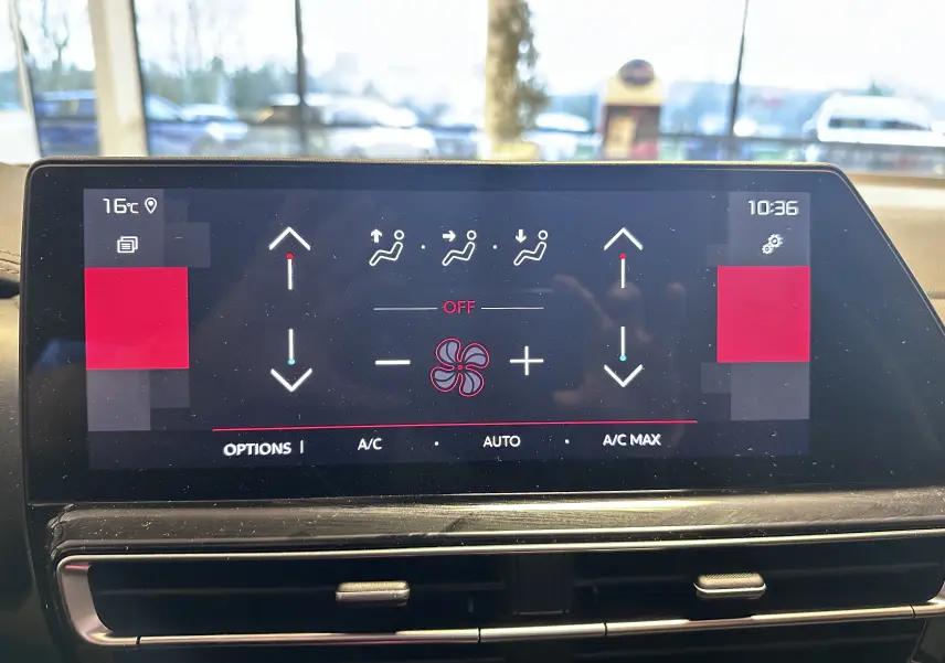 Écran tactile de la climatisation automatique bizone du Citroën C5 Aircross hybride noir, affichage des réglages de ventilation.