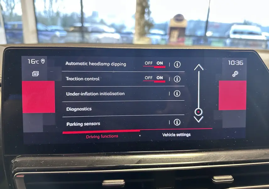 Écran central tactile du Citroën C5 Aircross hybride noir 2025 affichant les réglages d’aides à la conduite.