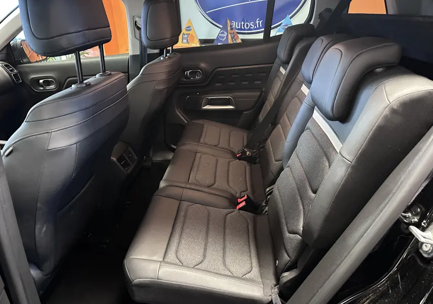 Vue intérieure côté droit des sièges arrière noirs en tissu et TEP du Citroën C5 Aircross Hybride 2025.