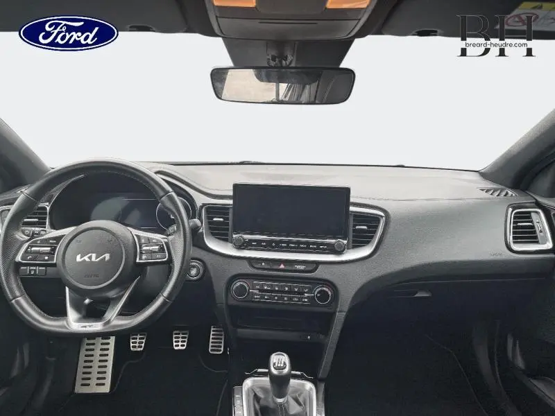 Vue intérieure avant du tableau de bord noir de la KIA CEE'D 1.0 T-GDI 120ch GT Line avec volant cuir et boîte manuelle.