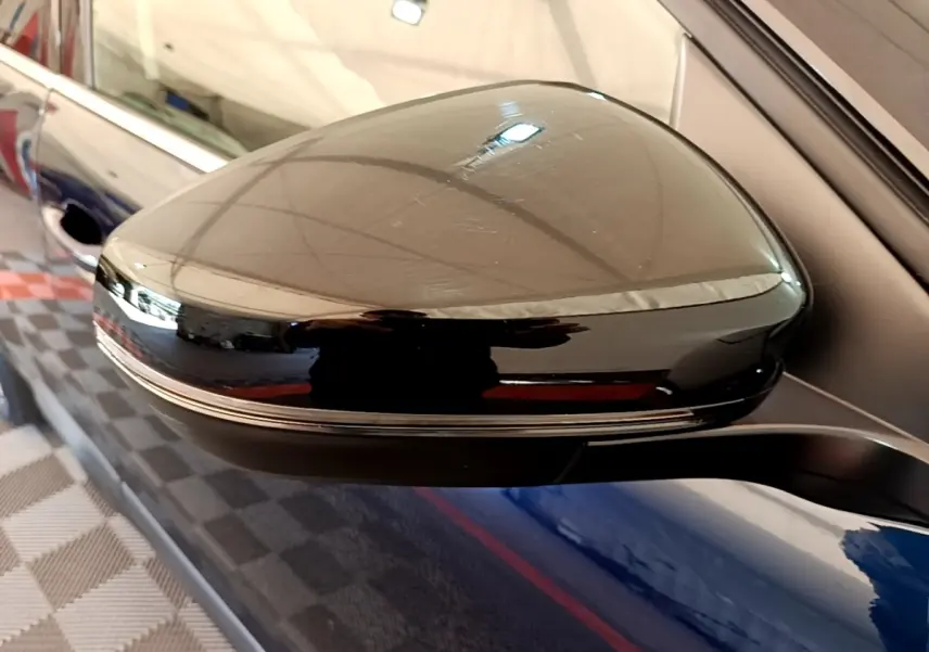 Rétroviseur côté gauche noir brillant du Citroën C5 Aircross 2023, reflet de l'environnement intérieur visible.